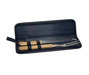 ESTUCHE PARRILLERO DE TELA CON 2 PIEZAS EN ACERO INOXIDABLE CON MANGO DE MADERA