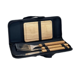 ESTUCHE PARRILLERO DE TELA CON 4 PIEZAS EN ACERO INOXIDABLE CON MANGO DE MADERA